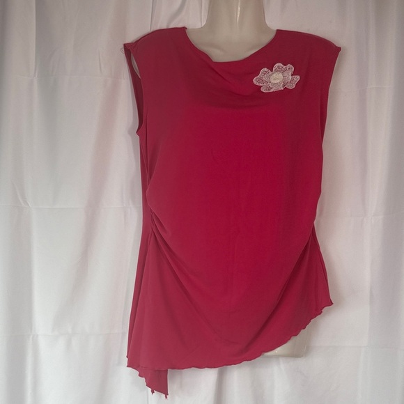 Chic Sleeveless Top with Floral Detail - Picture 4 of 9